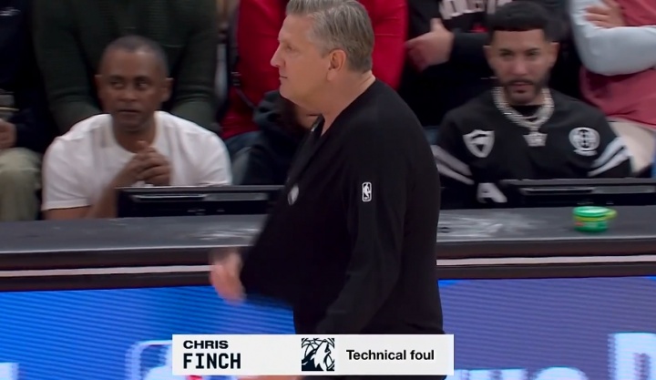 华体会官网-亏死了!杜兰特一路扯着戈贝尔球衣最后终于帽掉 芬奇抱怨还吃一T